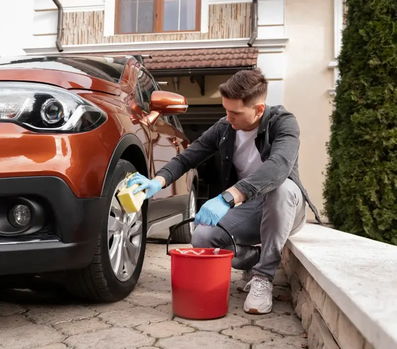 Lavage auto à domicile Margaux-Cantenac : professionnel intervenant sur un véhicule